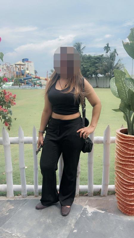 Leeja this side, sweet and unforgettable hottie independent girl here. I'm just 26 year's old, young and sexy girl and having stats 35b-28-34.