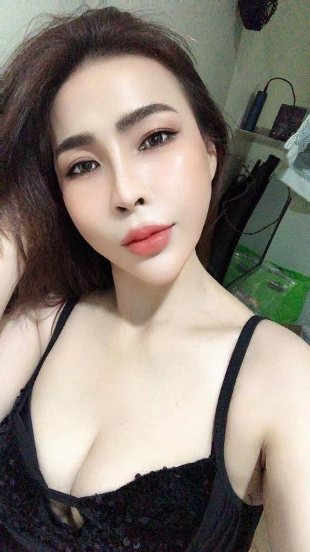 Ladies and gentlemen I am Sharon , come from the Vietnam. This is also the first time I have set foot in this charming Sie. I'm different from the other girls who wear us together to do this sensitive