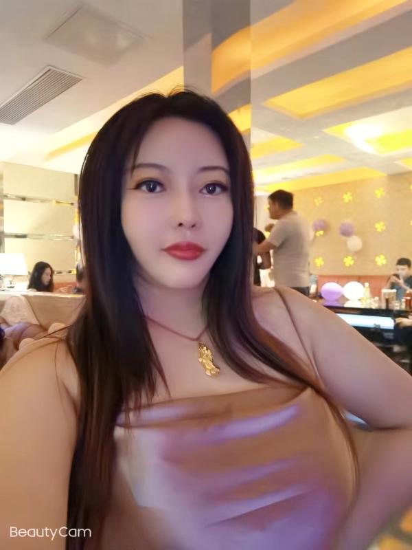 I am a professional Asian dominatrix who enjoys to be my slave serving me and helplessly begging for my mercy.  I receive all kinds of subs. I also enjoy a lot training Newbies.
Wechat: qinqinS1990